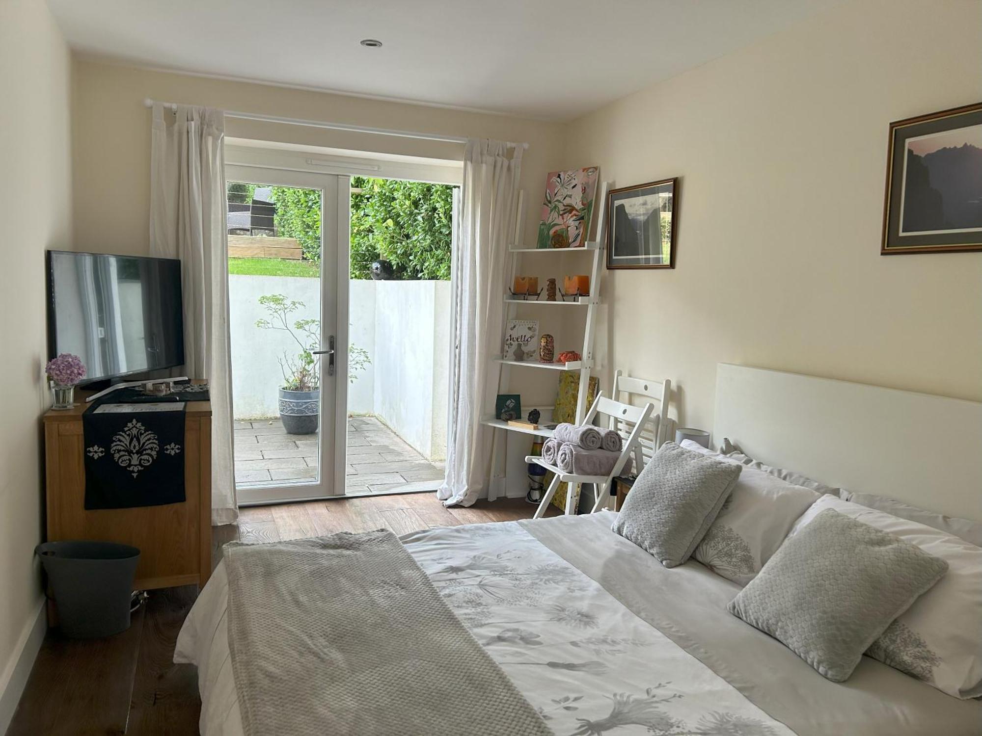 Sanctuary By The Sea With Large Room Including Lounge, Bathroom, Direct Garden Access & Free Parking Brighton Exterior photo