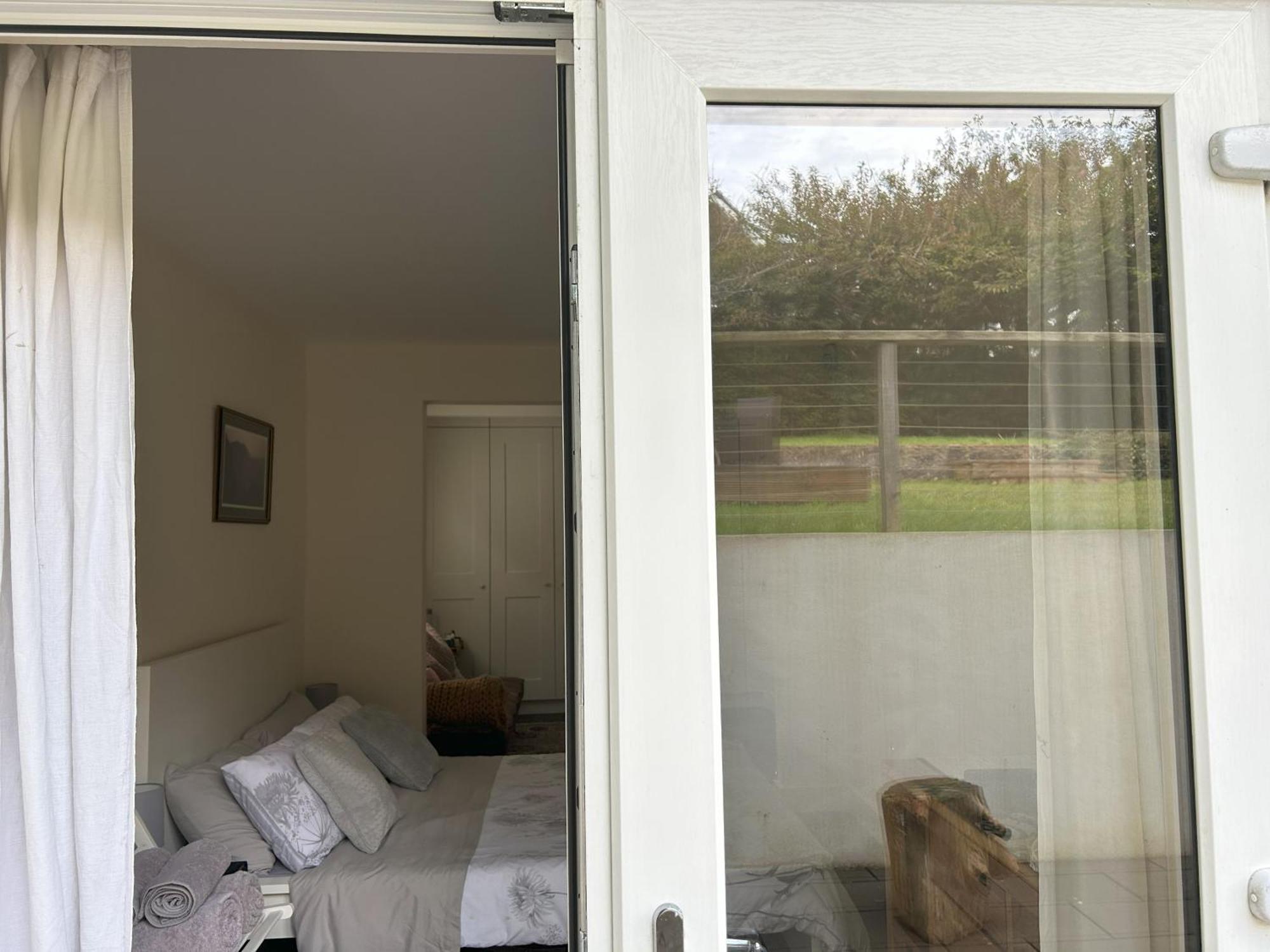 Sanctuary By The Sea With Large Room Including Lounge, Bathroom, Direct Garden Access & Free Parking Brighton Exterior photo